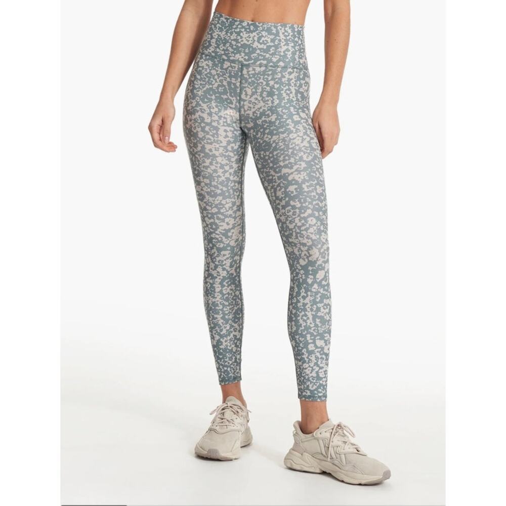 Vuori Clean Elevation Leggings In Light Stone Bloom Size XS